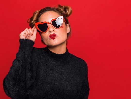 Jak zaprojektować nadruk na okularach reklamowych aby był czytelny i estetyczny?