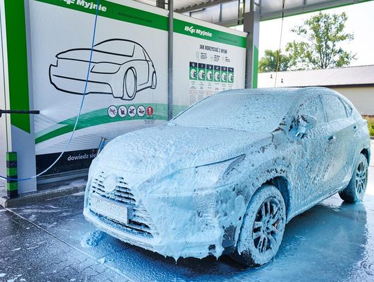 Jakie części i chemia do myjni samochodowych są kluczowe dla sprawnej pracy myjni portalowej?