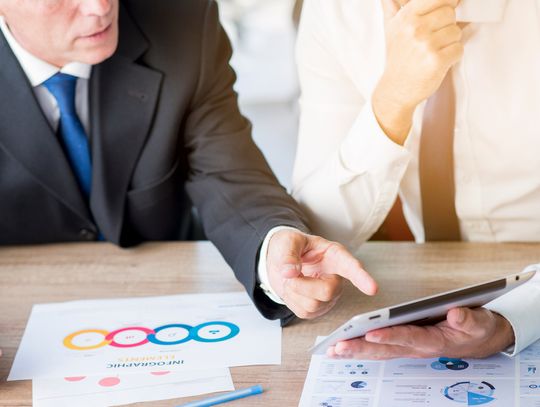 Jakie są różnice między restrukturyzacją przeprowadzoną na drodze sądowej a restrukturyzacją pozasądową?