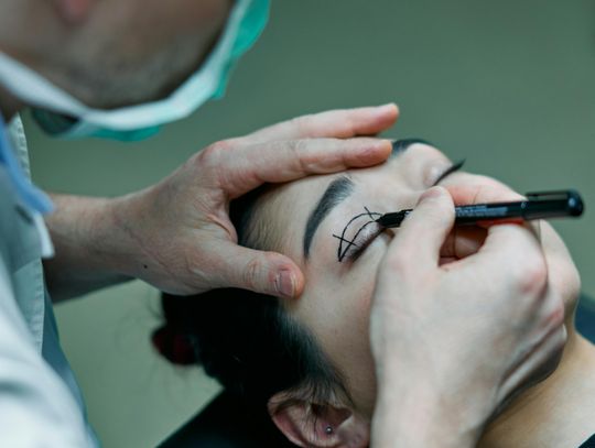 Jakie zabiegi wykonuje chirurg plastyczny?