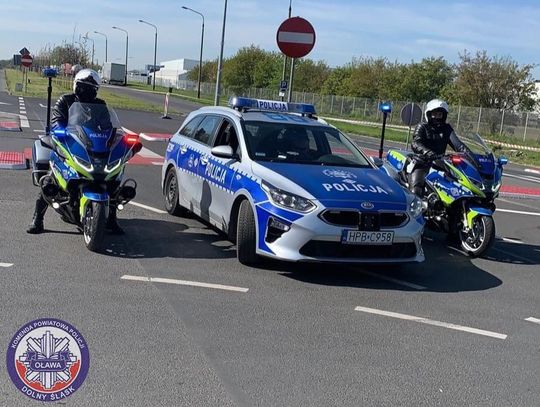 Jeden jechał na hulajnodze, drugi na rowerze. Byli pijani, otrzymali mandat