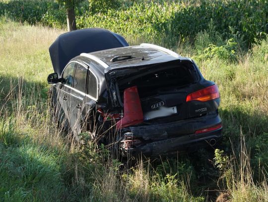 Audi w rowie. Jedna osoba poszkodowana