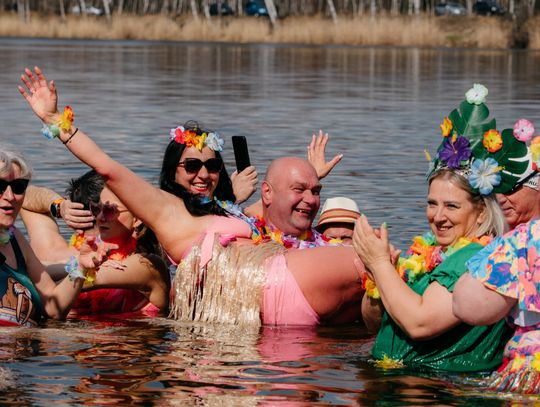 Jelcz-Laskowice. Hawajska fiesta, czyli ostatnie morsowanie [ZDJĘCIA]