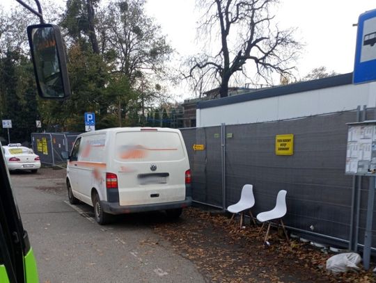 "Jest zakaz, ale wjeżdżają, a my potem nie możemy autobusem wykręcić" "Jest zakaz, ale wjeżdżają, a my potem nie możemy autobusem wykręcić"