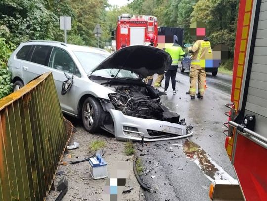 Kierowca tira na łuku drogi stracił panowanie nad pojazdem, a 85-latek trafił do szpitala