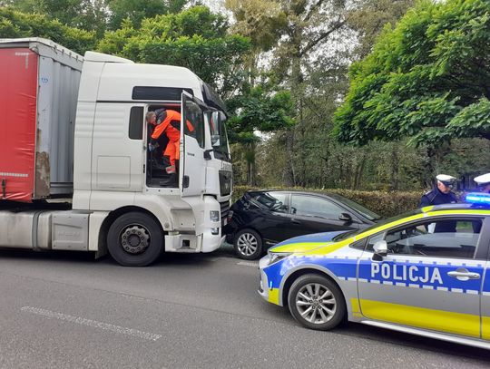 Kierowca zasłabł, auto zablokowało drogę