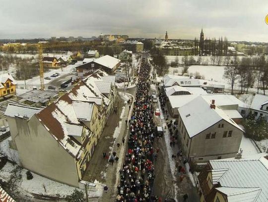 Kolędujący tłum w orszaku