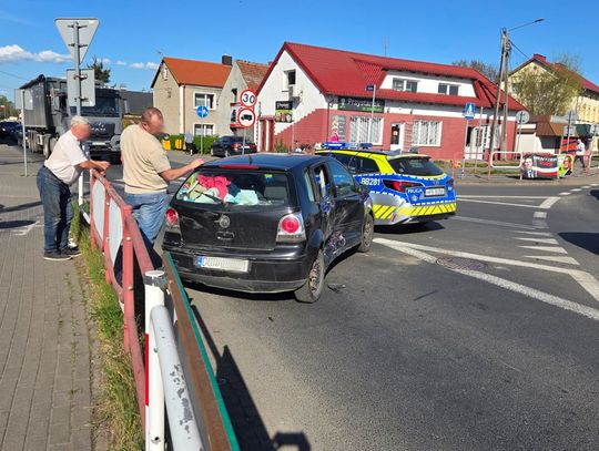 Kolizja saaba, audi i VW pod galerią