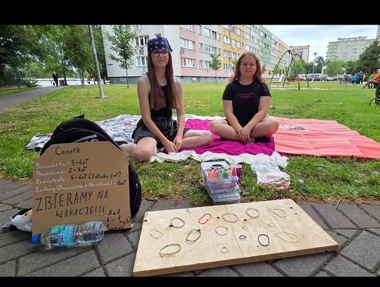 Komu koraliki? Milena i Oliwka zarabiają na wakacje