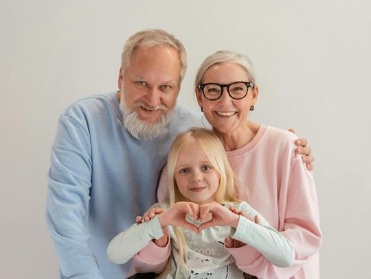 Kosz prezentowy na Dzień Dziadka: jak wybrać idealny zestaw i co do niego włożyć