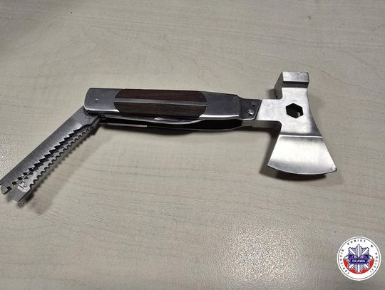 Kradł kosmetyki i groził ochroniarzowi toporkiem