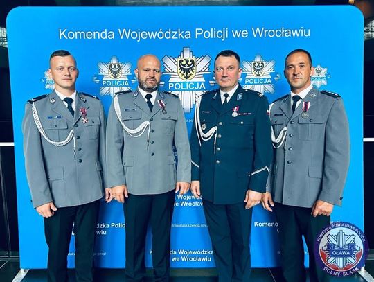 "KRZYŻ ZASŁUGI ZA DZIELNOŚĆ" oraz dwa brązowe odznaczenia „ZASŁUŻONY POLICJANT”