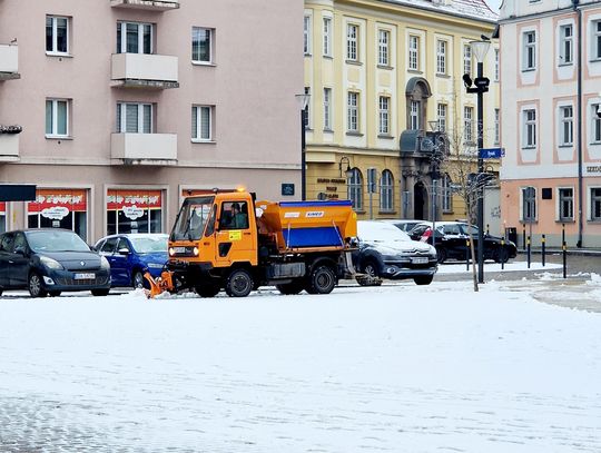 Spadł śnieg. Kto odpowiada za utrzymanie chodników w mieście?