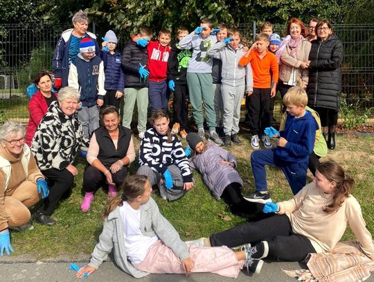 Łączą pokolenia poprzez wspólne nasadzenia