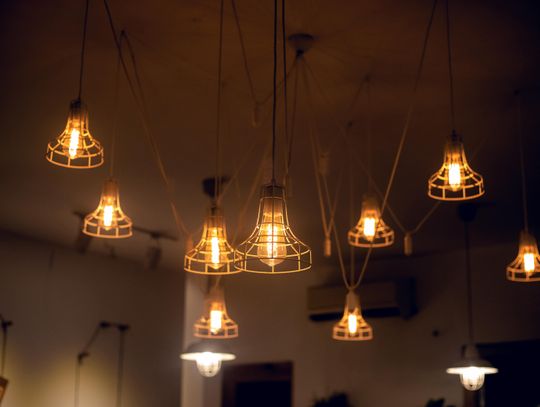 Lampy wiszące nad stół: punkt centralny twojej jadalni