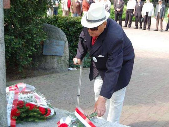 Lewica świętowała pod pomnikiem