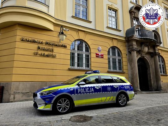 Leżał w kałuży krwi. Policjanci uratowali mężczyznę Leżał w kałuży krwi. Policjanci uratowali mężczyznę
