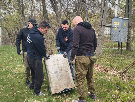 Macewa wraca na oławski cmentarz żydowski Macewa wraca na oławski cmentarz żydowski