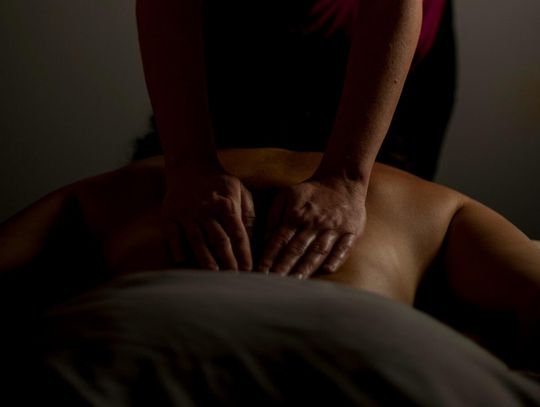 Masaż Erotyczny w Warszawie: Bezpieczna Przestrzeń do Eksplorowania Męskości i Wrażliwości