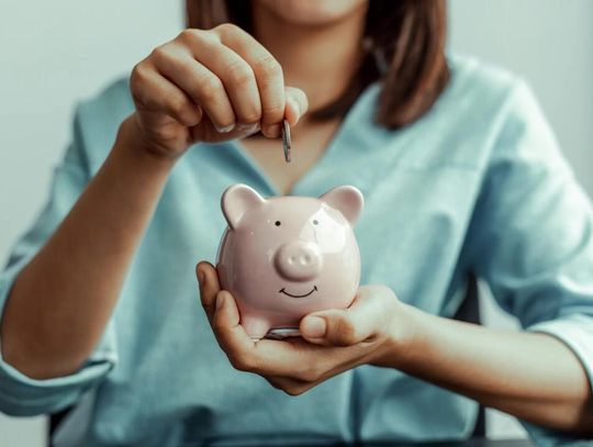 Masz nadwyżkę finansową? Zobacz, co z nią zrobić – od 100 do 2000 zł miesięcznie. 4 scenariusze oszczędzania i inwestowania w 2025 roku