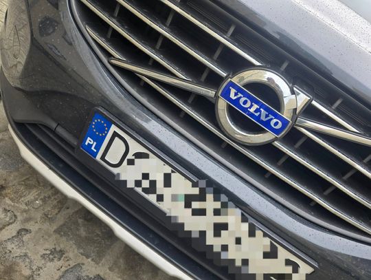 Miał tablice rejestracyjne, ale... nie swoje. Jak się tłumaczył?