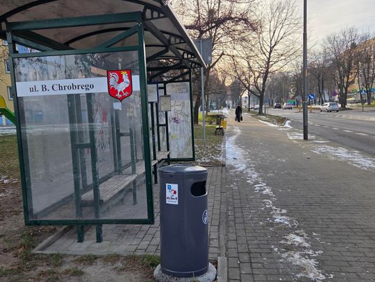 Miasto Oława: - Nie ma przyzwolenia na palenie na przystankach autobusowych