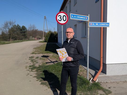 Radny Mariusz Michałowski na ul. Chrobrego w Bystrzycy