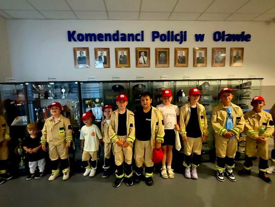 Młodzi strażacy odwiedzili oławską komendę Policji