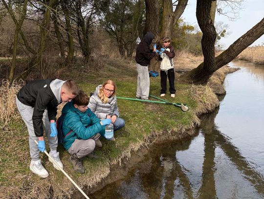 Młodzież czuwa nad jakością wody w Oławie