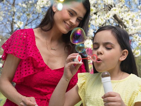Moda na matchy-matchy - inspiracje połączeniami kolczyków i pierścionków