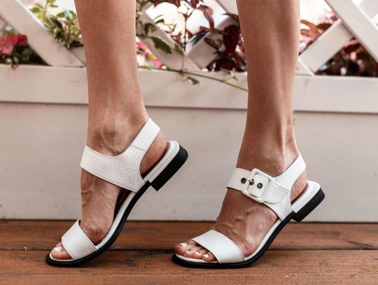 Modne sandały damskie, które wytrzymają intensywne lato – praktyczny poradnik zakupowy