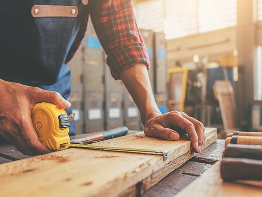 Montaż wieszaków belki – praktyczne wskazówki dla stolarzy i budowlańców