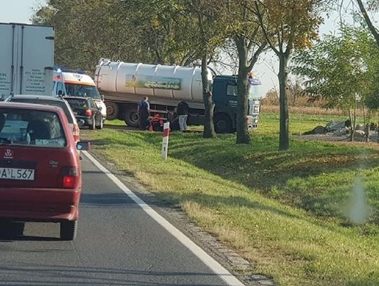 Motocyklista wjechał pod samochód ciężarowy