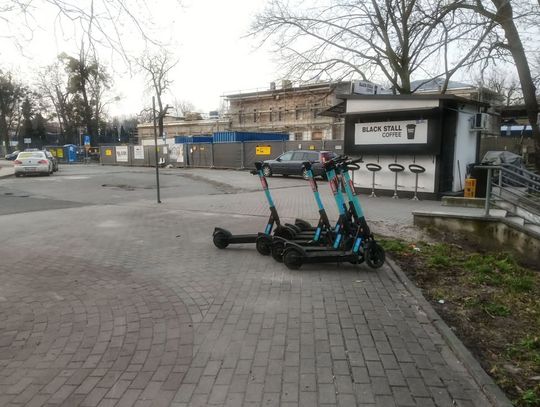 Może już czas na wyznaczenie miejsc parkingowych dla hulajnóg?