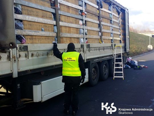 Na A4 zatrzymali transport 16 ton odpadów odzieży używanej