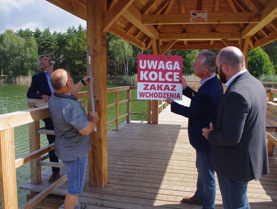 Na zadaszeniu pomostu nad stawem pojawią się kolce