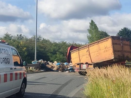 Naczepa blokuje wjazd na autostradę w Brzezimierzu