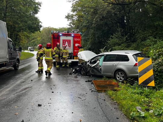 Naczepa uderzyła w osobówkę, są poszkodowani, utrudnienia w ruchu Naczepa uderzyła w osobówkę, są poszkodowani, utrudnienia w ruchu