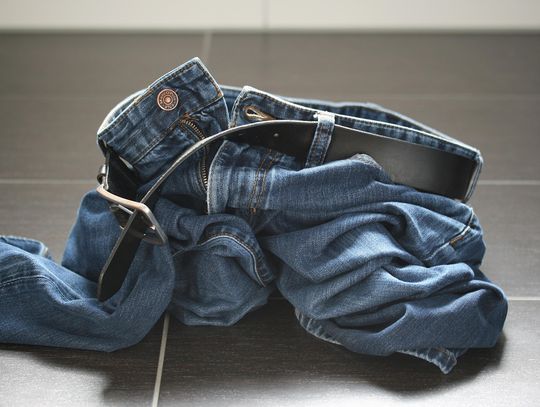 Najlepsze męskie spodnie na zimę i wiosnę 2026 - trendy modowe na najbliższe miesiące