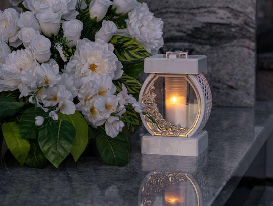 Najlepsze wkłady do zniczy na zimę – co pali się najdłużej?