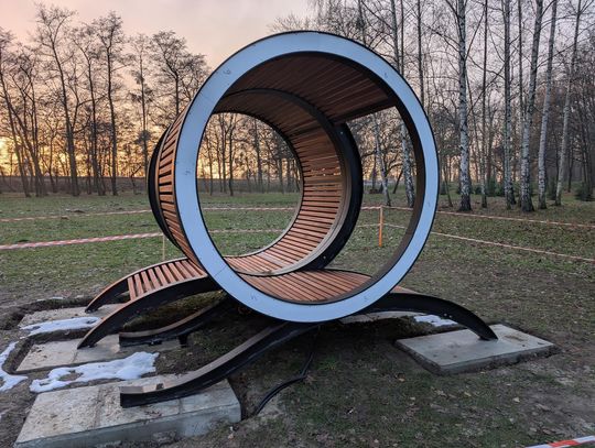 Najsłynniejsza ławeczka w Oławie już stoi w parku