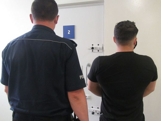 Napaść na ochroniarza i kradzież