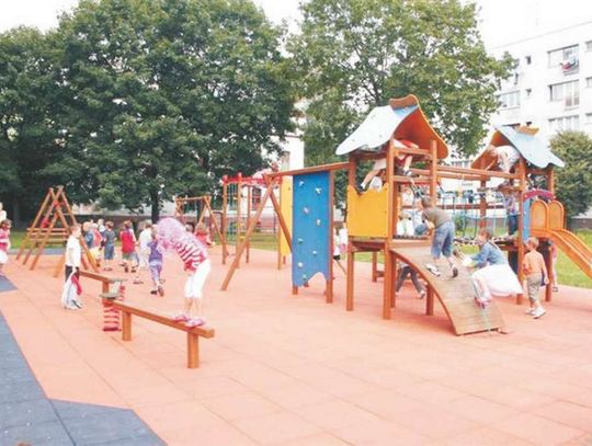 Naprawiają huśtawki. Lepsze place zabaw