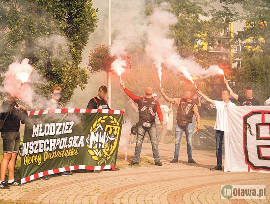 Narodowcy wchodzą na salony