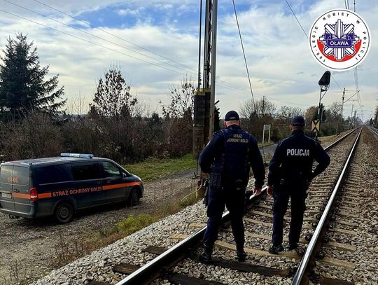 Nasi policjanci też teraz dodatkowo chronią tory