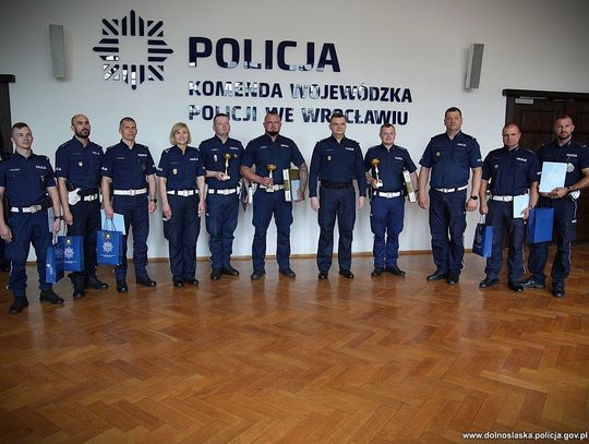 Nasz policjant najlepszy w jeździe sprawnościowej autem po torze