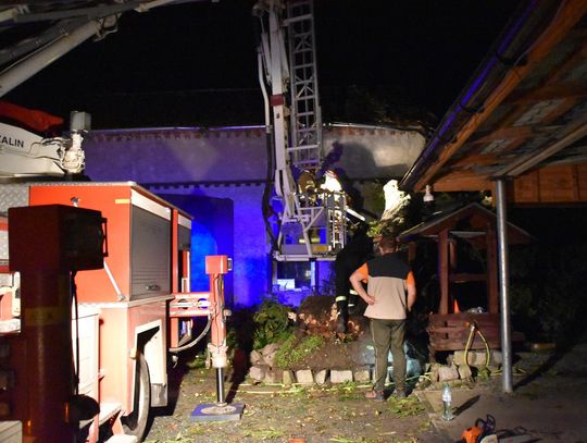 Nawałnica. Lament w domu, małe dzieci,  woda się leje...