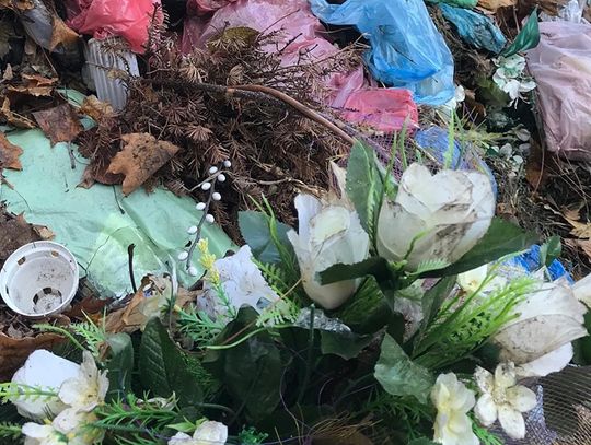 Nie kupujmy plastikowych kwiatów na groby