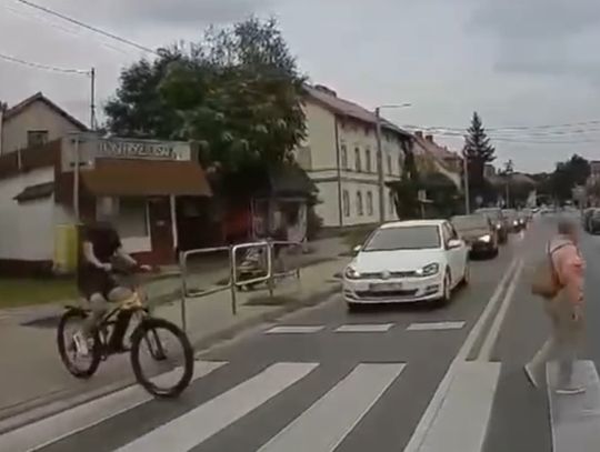 Nie ma to jak nagle wjechać na przejście dla pieszych!