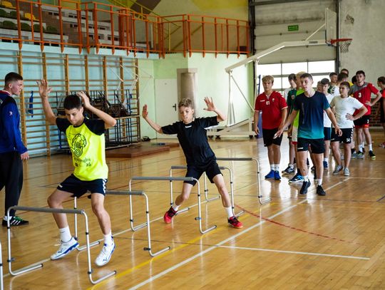 Nie mogą trenować przez "nieoryginalny klej"? 